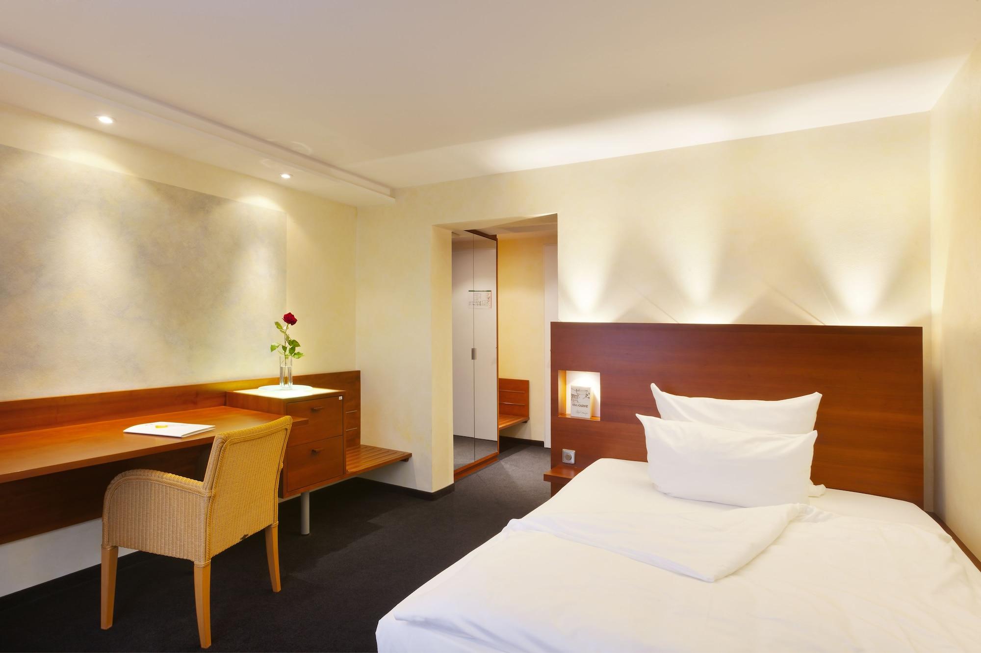Hotel Adler Asperg ภายนอก รูปภาพ