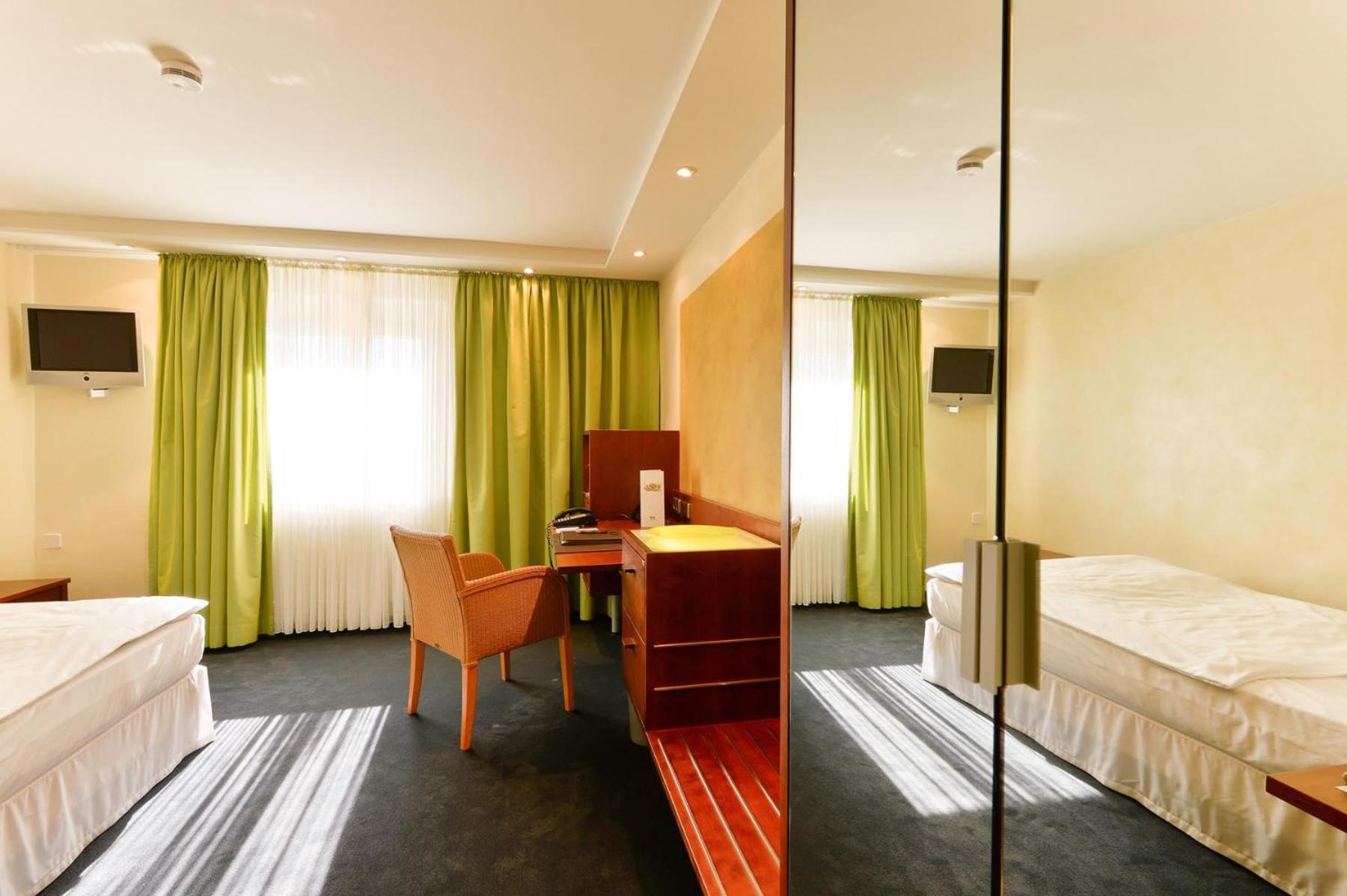 Hotel Adler Asperg ภายนอก รูปภาพ